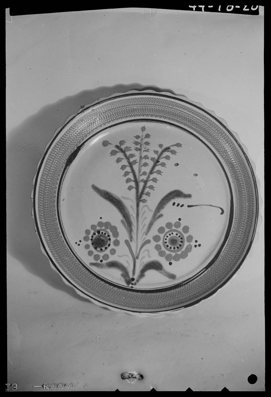 Pierre Séguy photographie Plat de Marclez (Haute-Savoie), en terre vernissée orange Ile-de-France, France 1944/1/15 Ph.1944.78.20 Photo