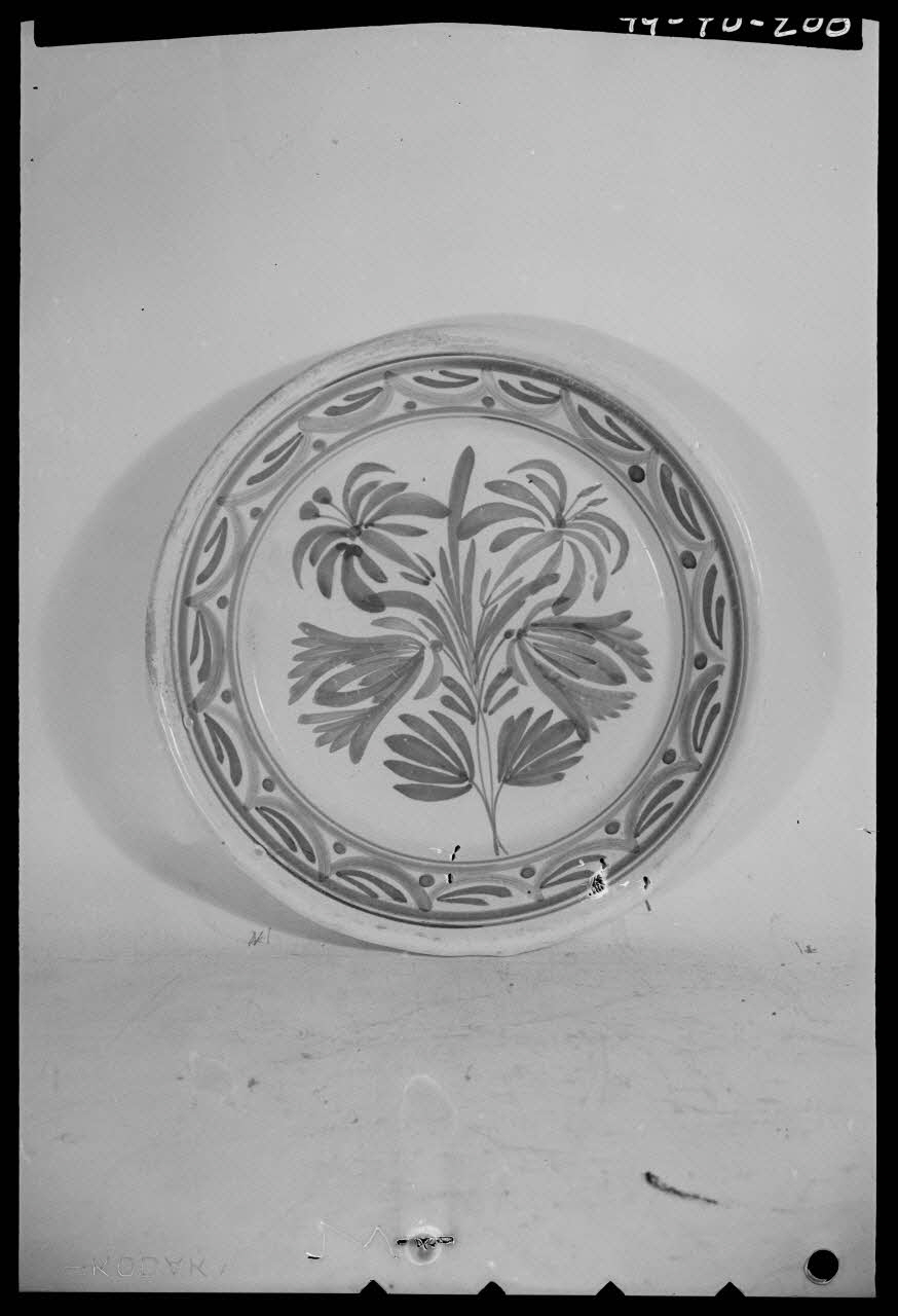 Pierre Séguy photographie Assiette de Quimper, Finistère Ile-de-France, France 1944/1/1 Ph.1944.78.200 Photo