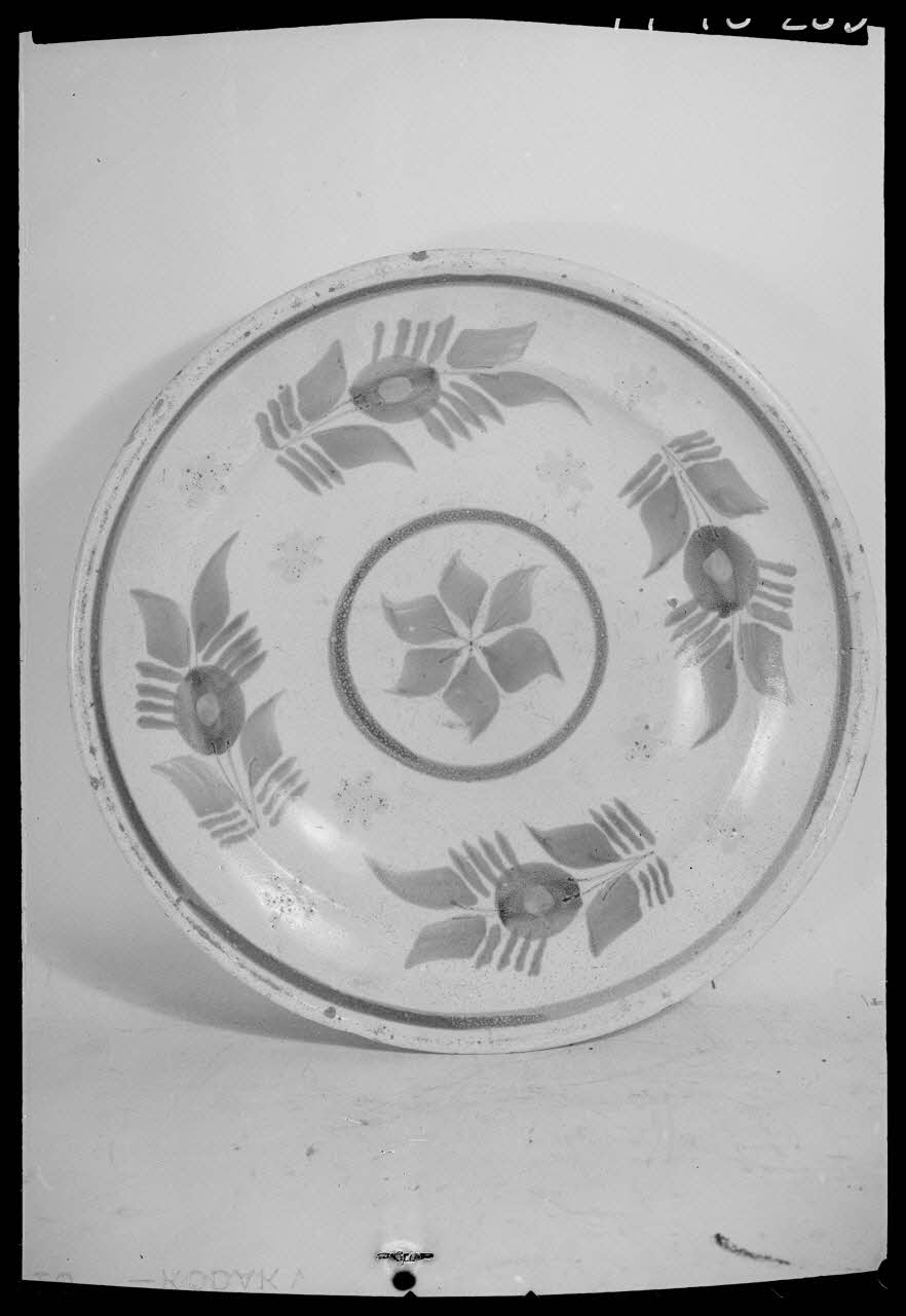 Pierre Séguy photographie Plat creux provenant d'Uton, Somme Ile-de-France, France 1944/1/1 Ph.1944.78.203 Photo