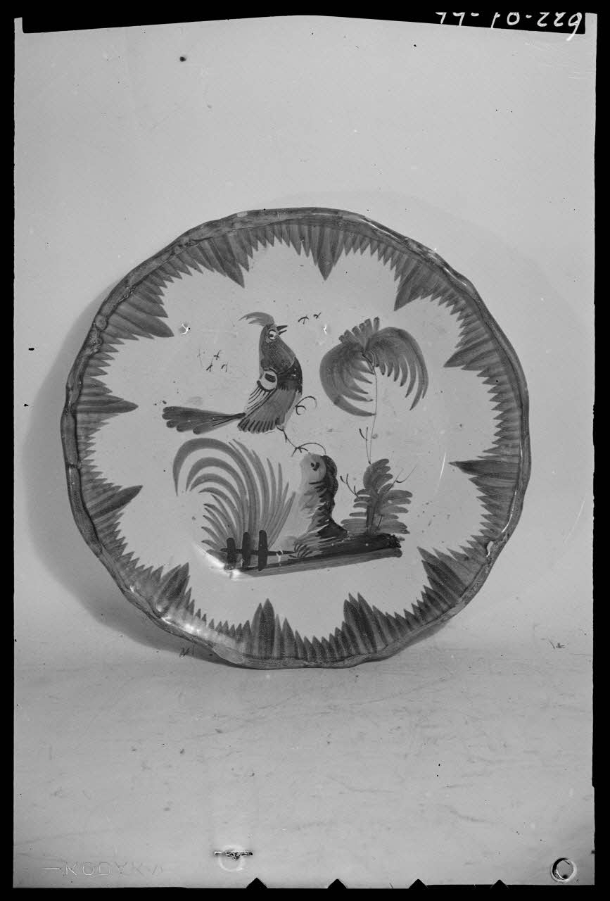 Pierre Séguy photographie Assiette avec coq provenant de l'Auxerrois Ile-de-France, France 1944/1/1 Ph.1944.78.229 Photo