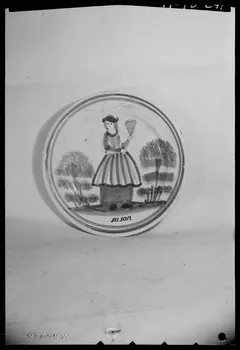 Pierre Séguy photographie Plat d'apparat avec décor de femme Ile-de-France, France 1944/1/1 Ph.1944.78.241 Photo