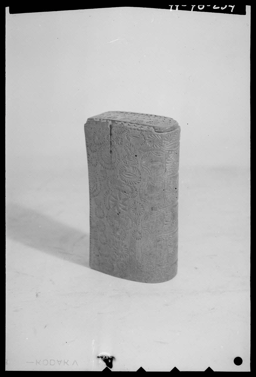 Pierre Séguy photographie Coffret en bois d'Auvergne Ile-de-France, France 1944/1/15 Ph.1944.78.254 Photo