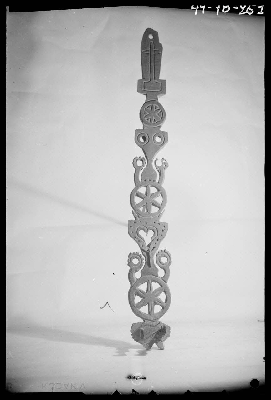 Pierre Séguy photographie "Porte-chaleil" d'Auvergne Ile-de-France, France 1944/1/1 Ph.1944.78.261 Photo