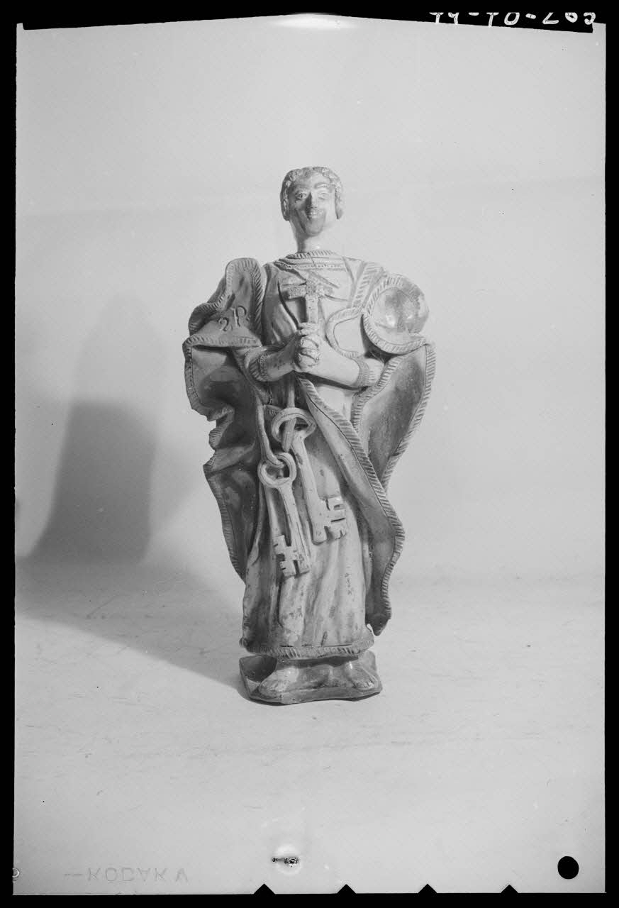 Pierre Séguy photographie Statuette de saint Pierre de Ligron, Sarthe Ile-de-France, France 1944/1/1 Ph.1944.78.263 Photo