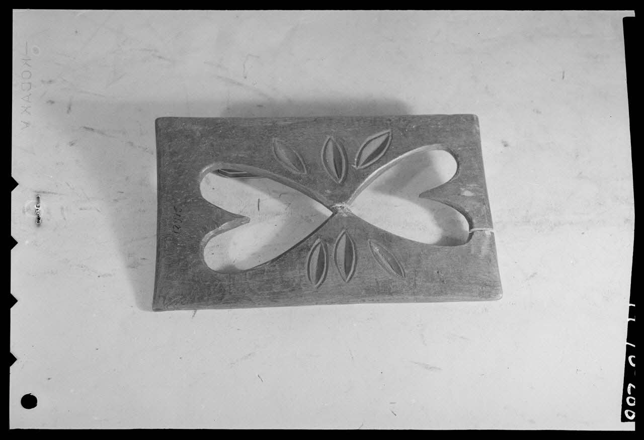 Pierre Séguy photographie Plioir à dentelles de Velay, daté de 1773 Ile-de-France, France 1944/1/1 Ph.1944.78.288 Photo