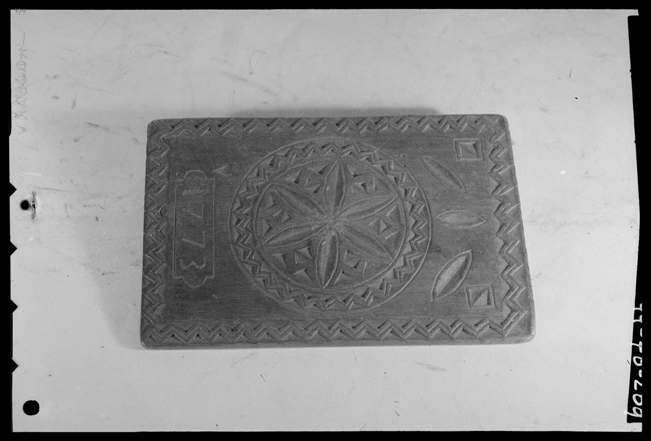 Pierre Séguy photographie Plioir à dentelles de Velay, daté de 1773 Ile-de-France, France 1944/1/1 Ph.1944.78.289 Photo