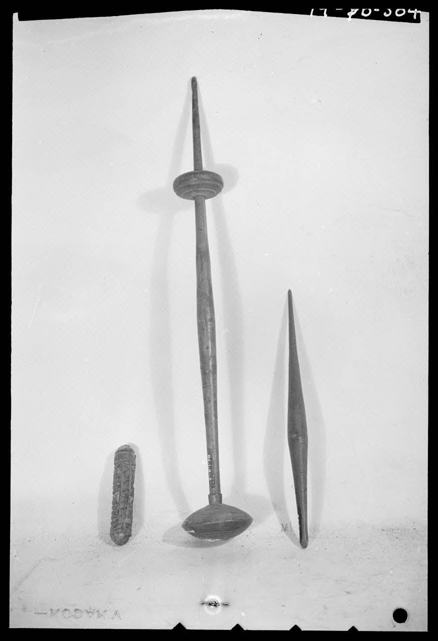 Pierre Séguy photographie Trois fuseaux ordinaires et un rouleau d'Auvergne Ile-de-France, France 1944/1/1 Ph.1944.78.304 Photo