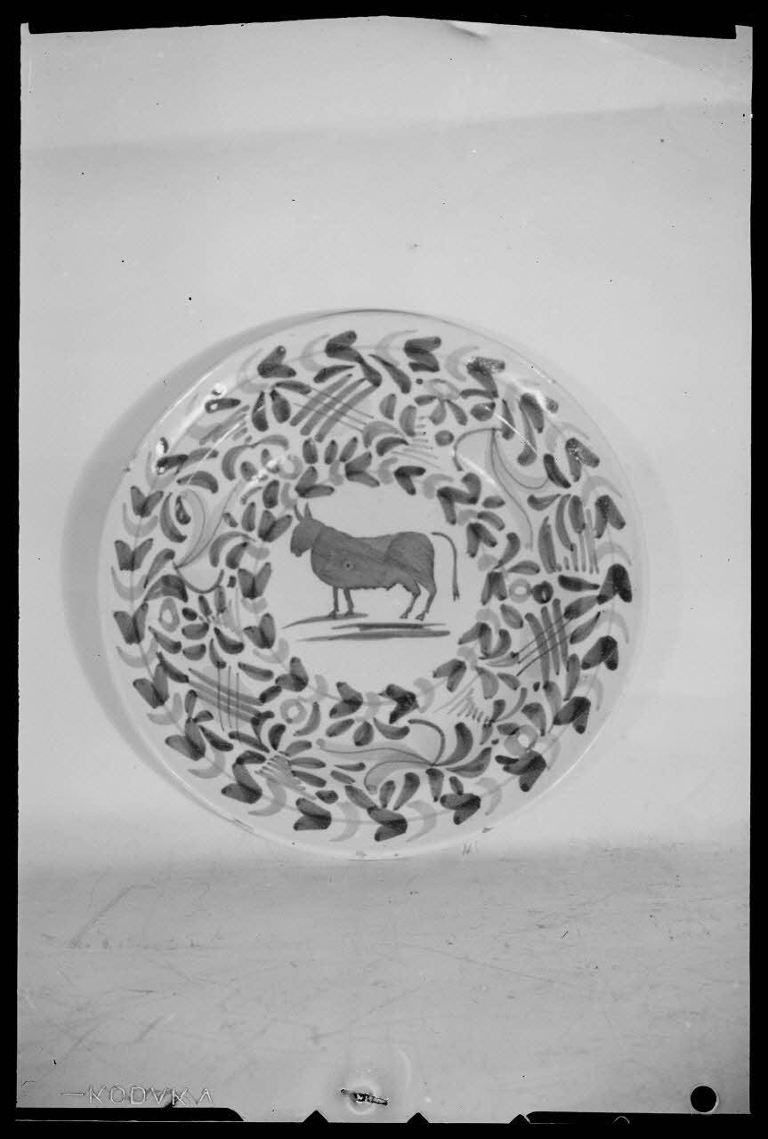 Pierre Séguy photographie Assiette en faïence de Saintonge Ile-de-France, France 1944/1/1 Ph.1944.78.338 Photo