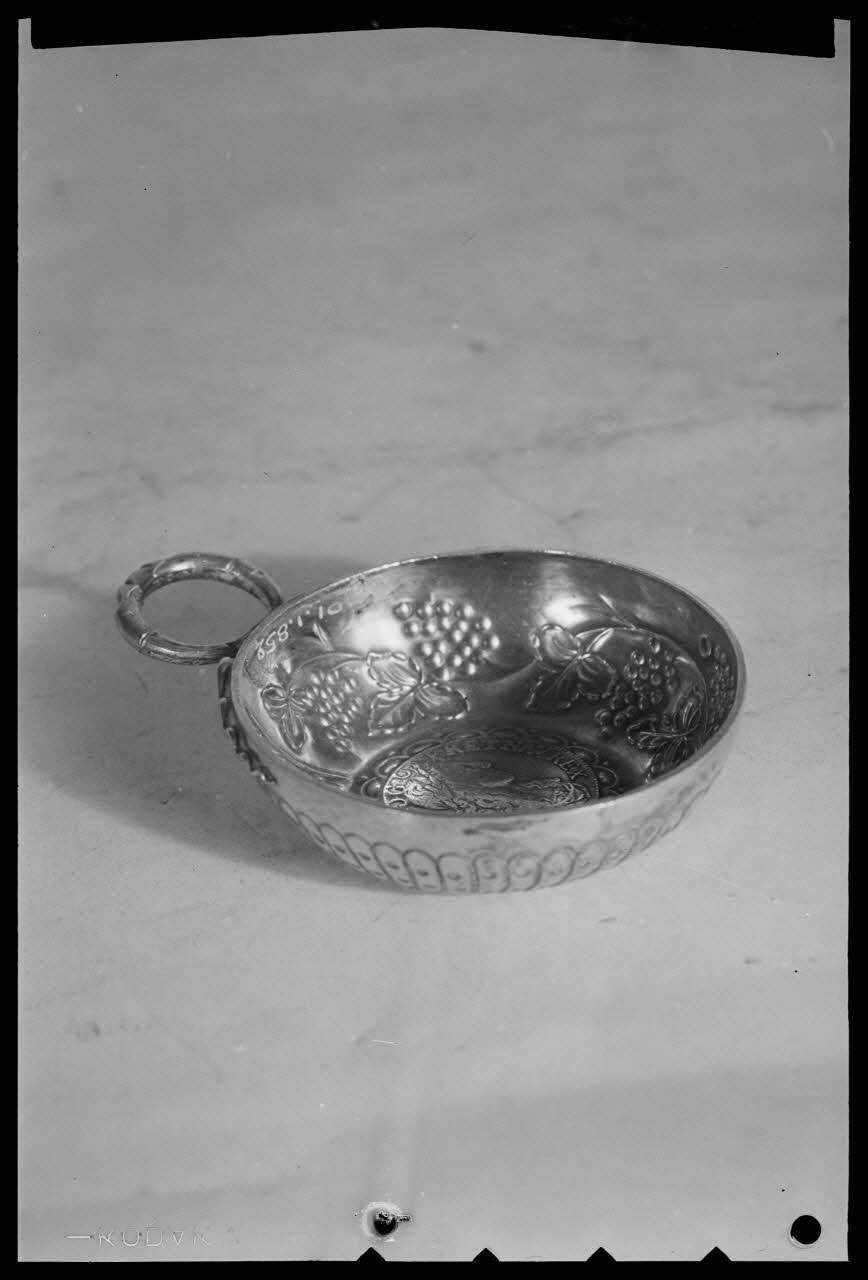 Pierre Séguy photographie Taste-vin du Puy-de-Dôme Ile-de-France, France 1944/1/1 Ph.1944.78.347  Photo