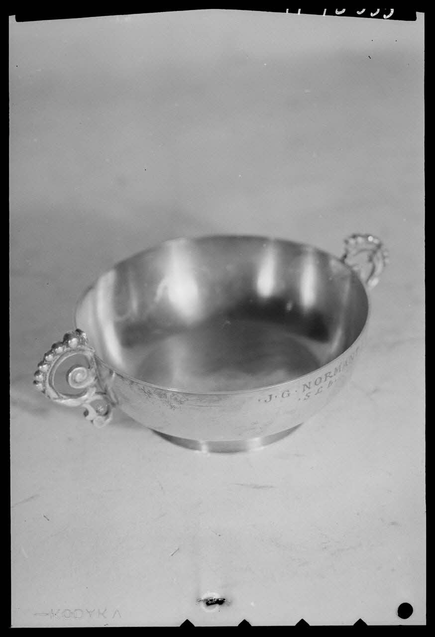Pierre Séguy photographie Ecuelle à oreilles de Normandie Ile-de-France, France 1944/1/1 Ph.1944.78.355 Photo