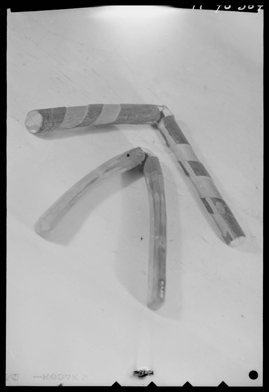 Pierre Séguy photographie Deux casse-noisettes de Bretagne Ile-de-France, France 1944/1/1 Ph.1944.78.364 Photo