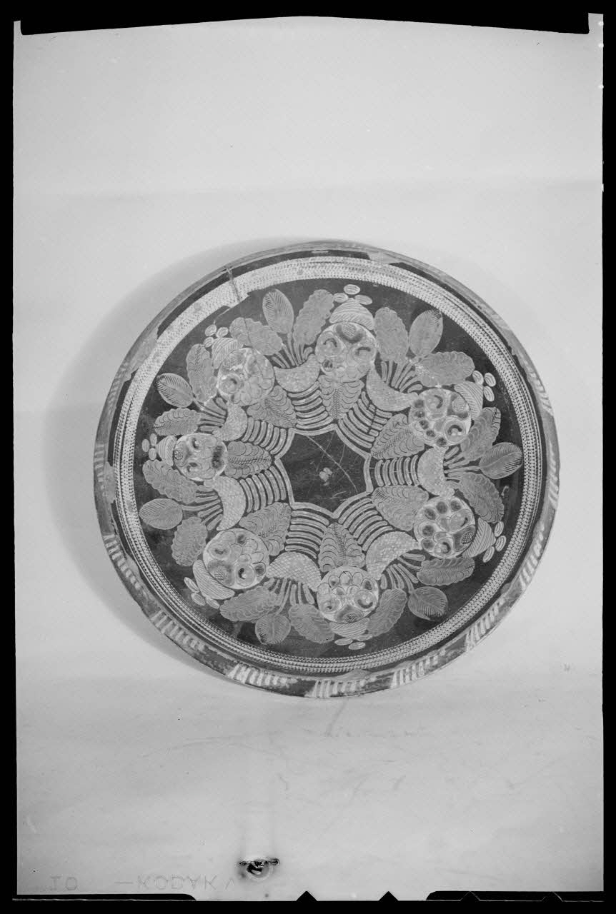 Pierre Séguy photographie Plat d'apparat de Soufflenheim, du Bas-Rhin Ile-de-France, France 1944/1/1 Ph.1944.78.380 Photo