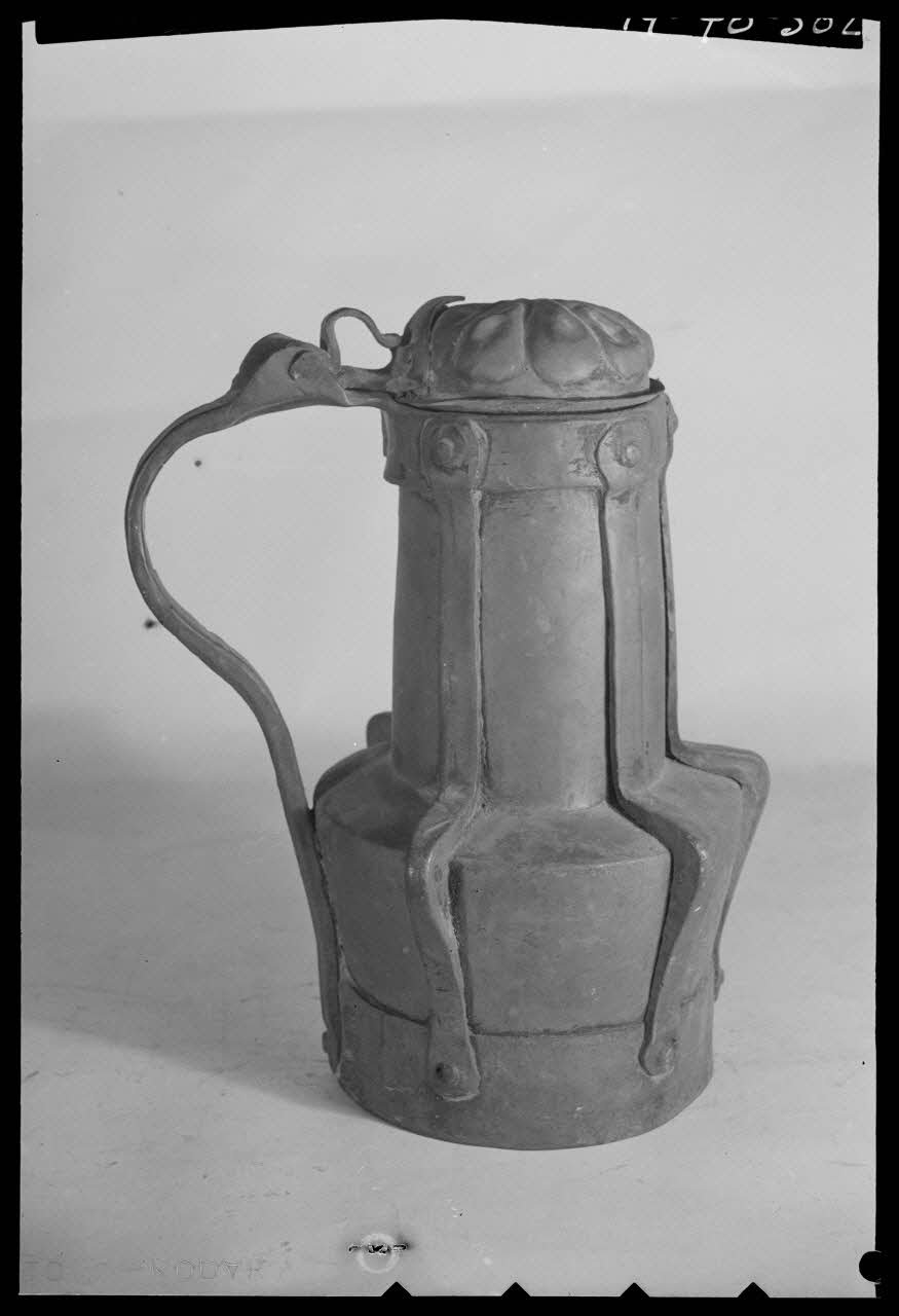 Pierre Séguy photographie Pichet en cuivre rouge de Champagne Ile-de-France, France 1944/1/1 Ph.1944.78.382 Photo