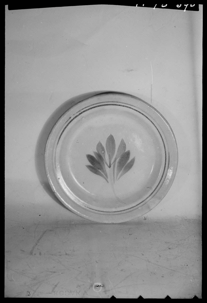 Pierre Séguy photographie Assiette en faïence de Bonnetable (Sarthe) Ile-de-France, France 1944/1/15 Ph.1944.78.396 Photo