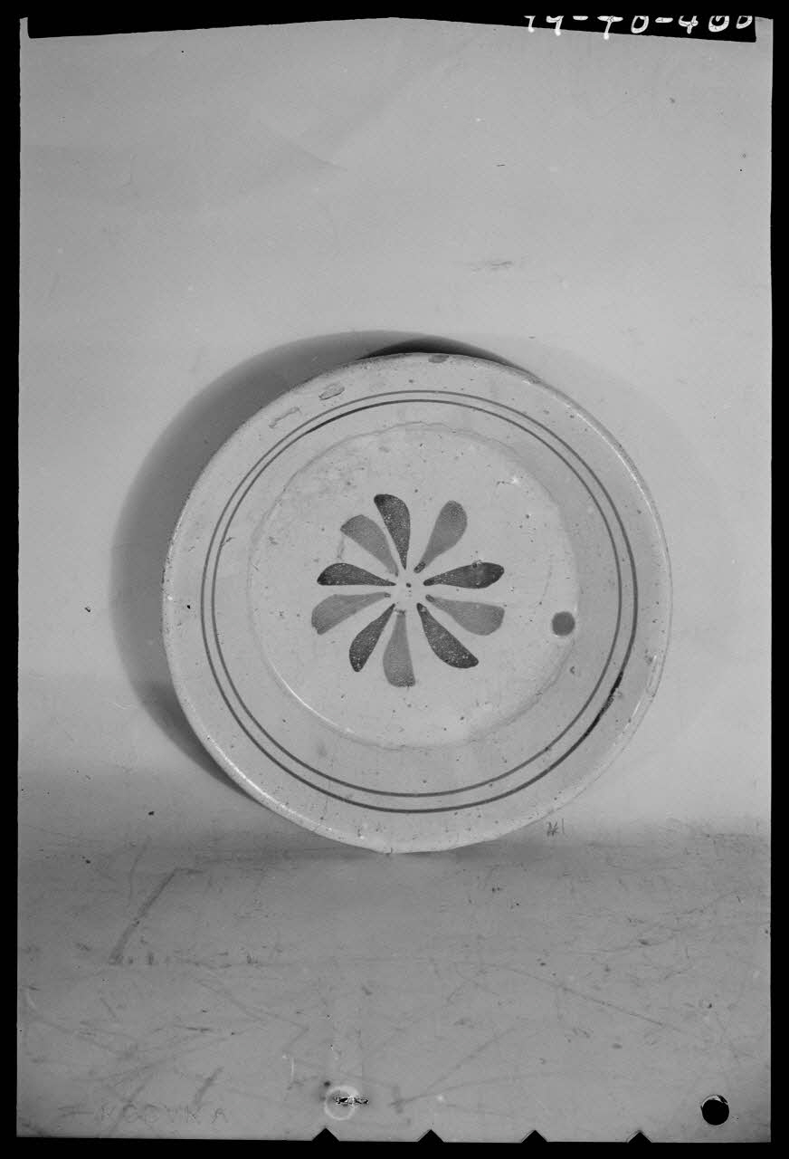 Pierre Séguy photographie Ecuelle à soupe de Bonnetable, Sarthe Ile-de-France, France 1944/1/1 Ph.1944.78.400 Photo