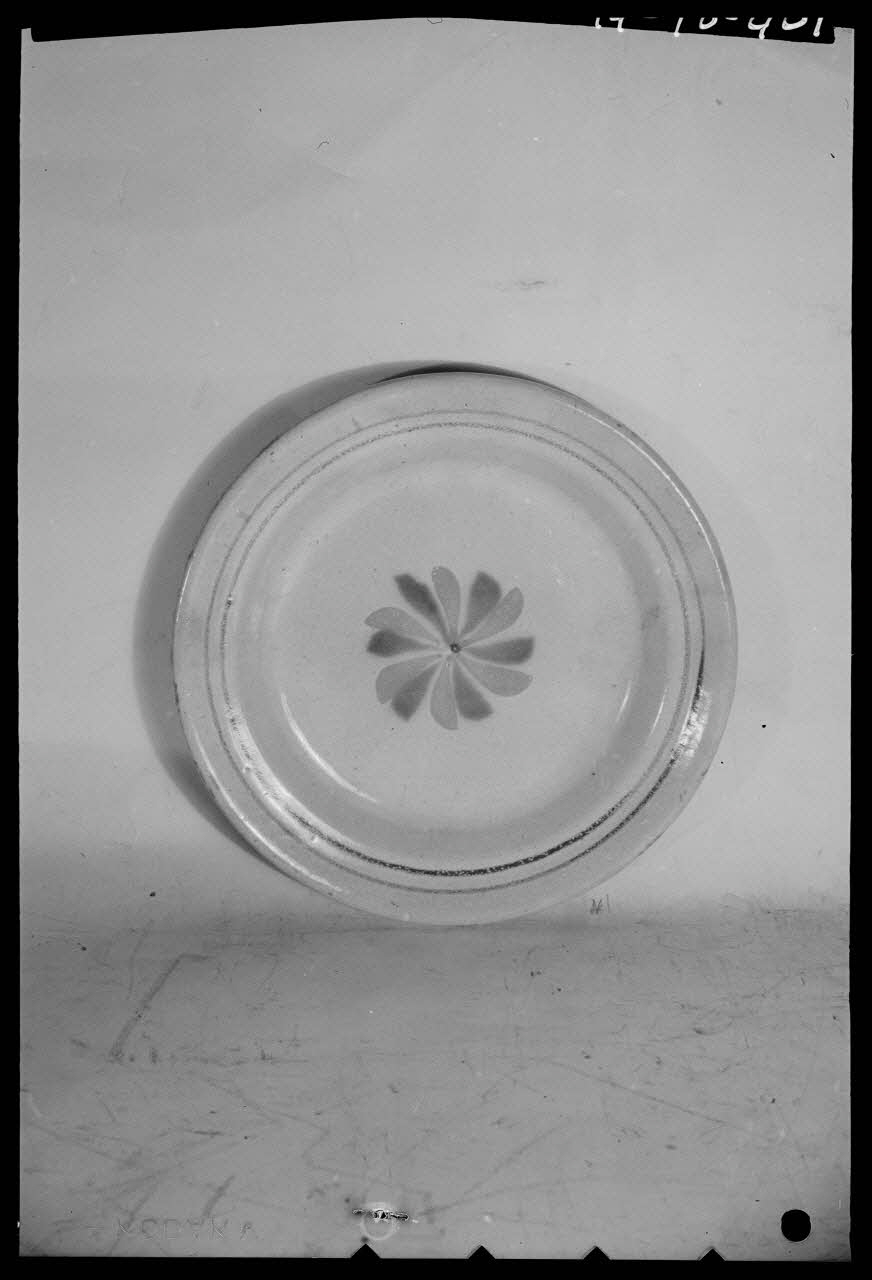 Pierre Séguy photographie Assiette en faïence de Bonnetable (Sarthe) Ile-de-France, France 1944/1/15 Ph.1944.78.401 Photo