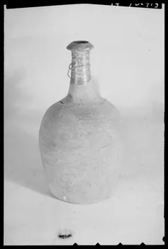Pierre Séguy photographie Bouteille à huile au vin du Cher ? Ile-de-France, France 1944/1/1 Ph.1944.78.415 Photo