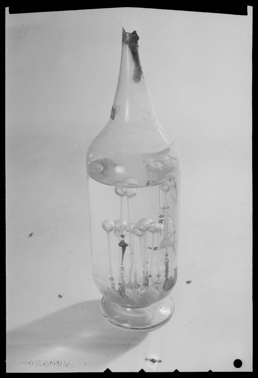Pierre Séguy photographie Bouteille de la passion Ile-de-France, France 1944/1/15 Ph.1944.78.450 Photo