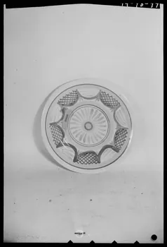 Pierre Séguy photographie Assiette plate provenant de Quimper Ile-de-France, France 1944/1/1 Ph.1944.78.99  Photo