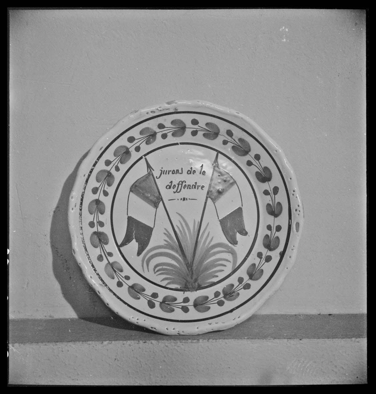 Pierre Soulier photographie Assiette "Juons de la déffendre" Ile-de-France, France 1954/12/1 Ph.1954.103.133 Photo