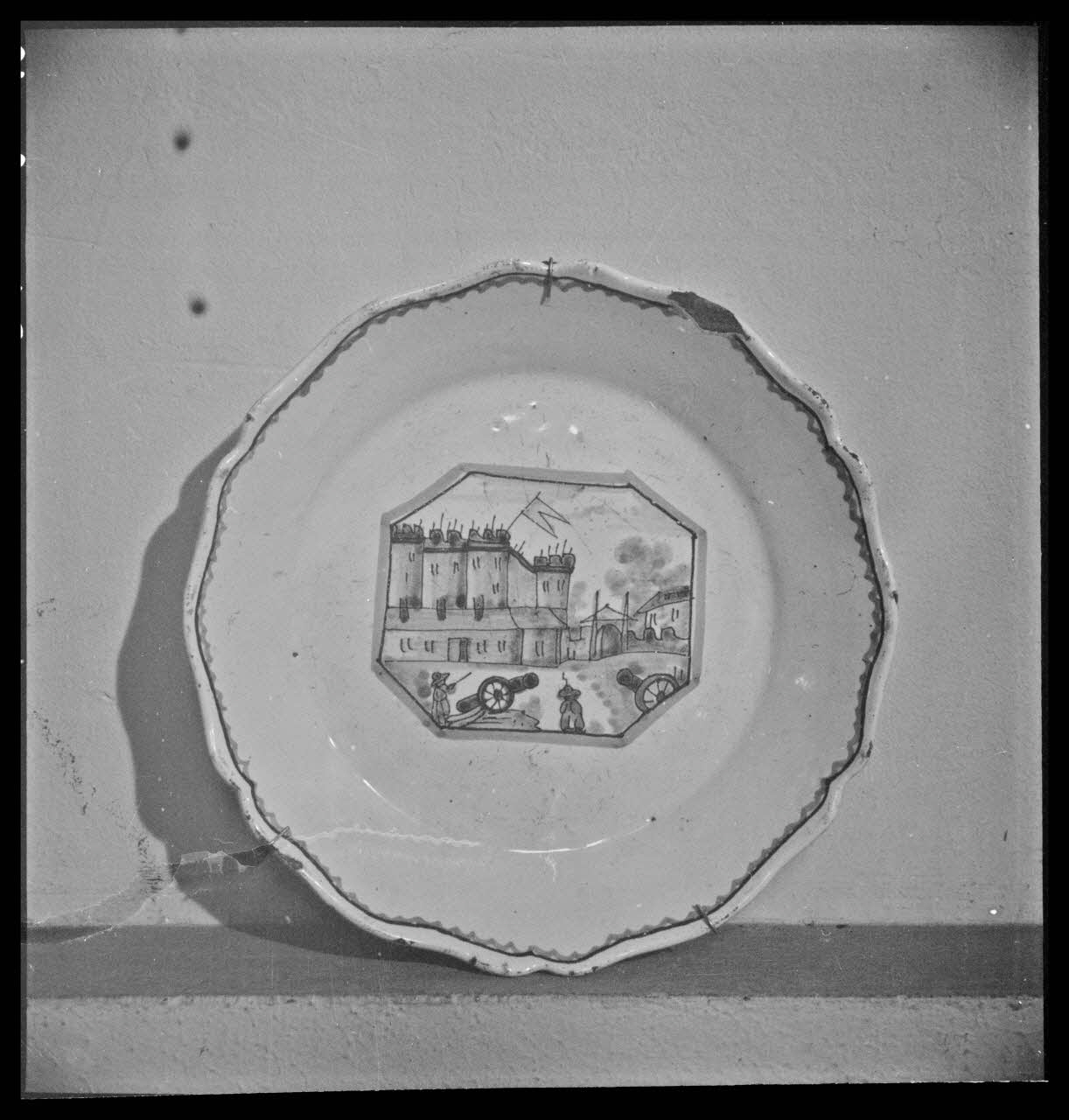 Pierre Soulier photographie Assiette "La bastille" Ile-de-France, France 1954/12/1 Ph.1954.103.136 Photo