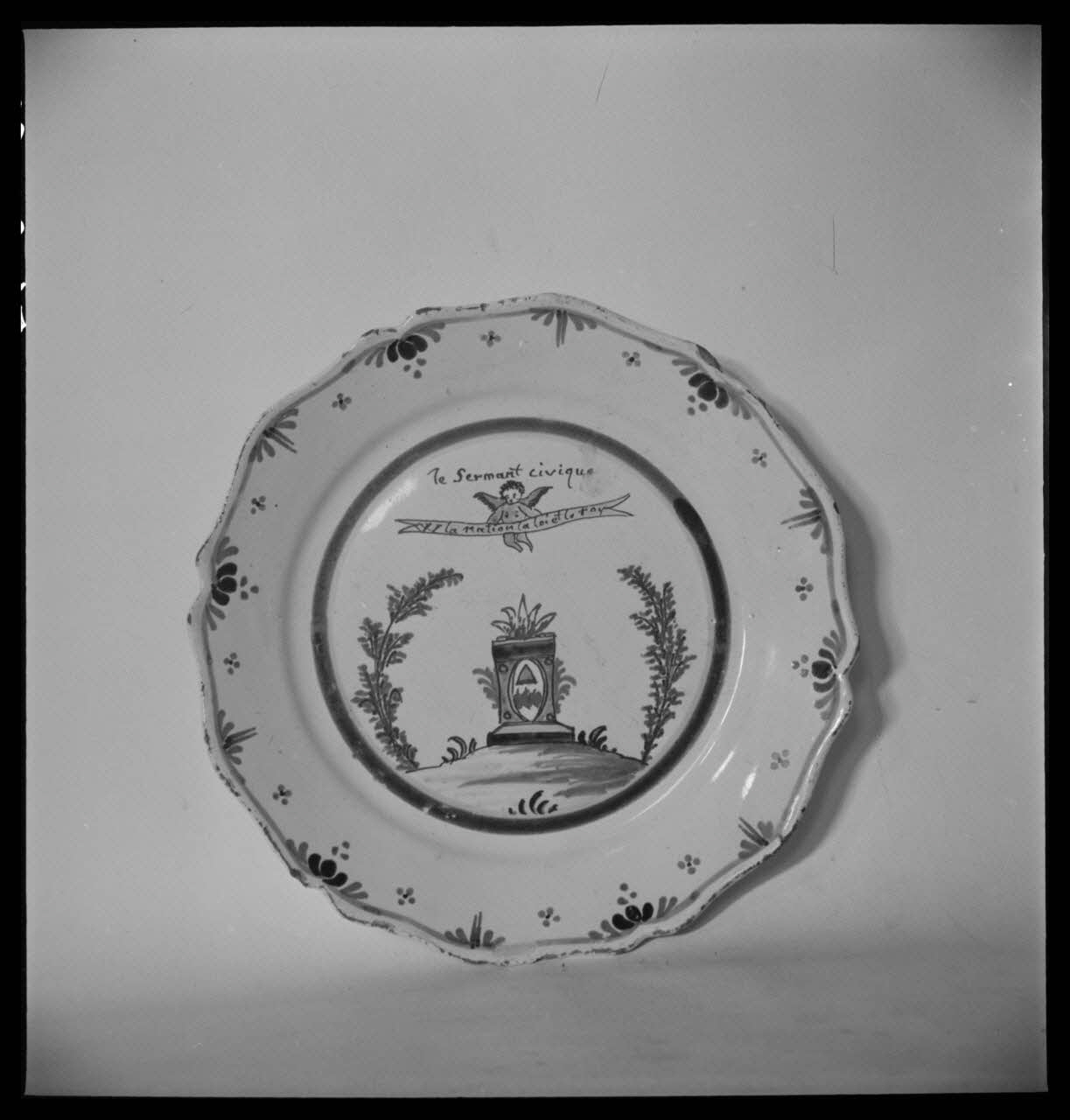 Pierre Soulier photographie Assiette en faïence, avec une inscription : "Le serment civique" Ile-de-France, France 1954/4/1 Ph.1954.34.92 Photo