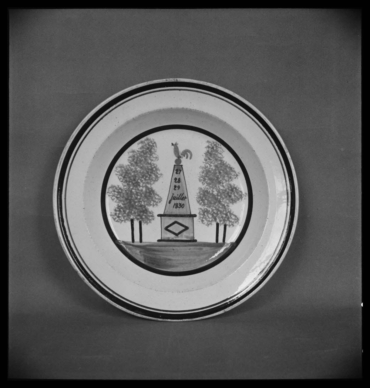 Pierre Soulier photographie Assiette en faïence Ile-de-France, France 1954/4/1 Ph.1954.34.98 Photo