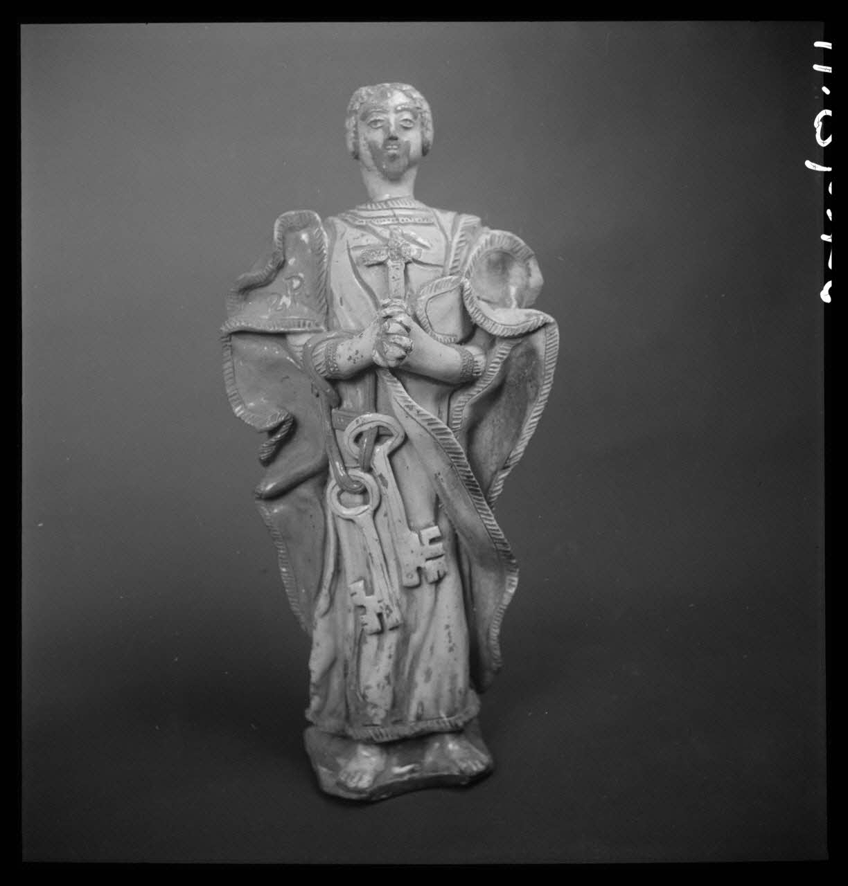 Marcel Maget photographie Statuette de saint Pierre en terre vernissée, provenant de Sarthe France 1954 Ph.1954.98.11 Photo