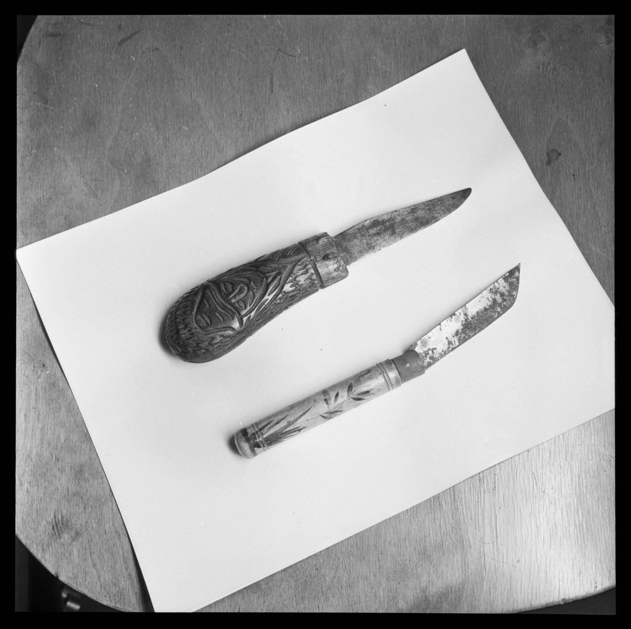 Flammarion photographie Deux couteaux de poche avec un manche en bois. L'un porte un décor incisé et l'autre a reçu un décor peint Bretagne, France 1955 Ph.1955.41.1 Photo