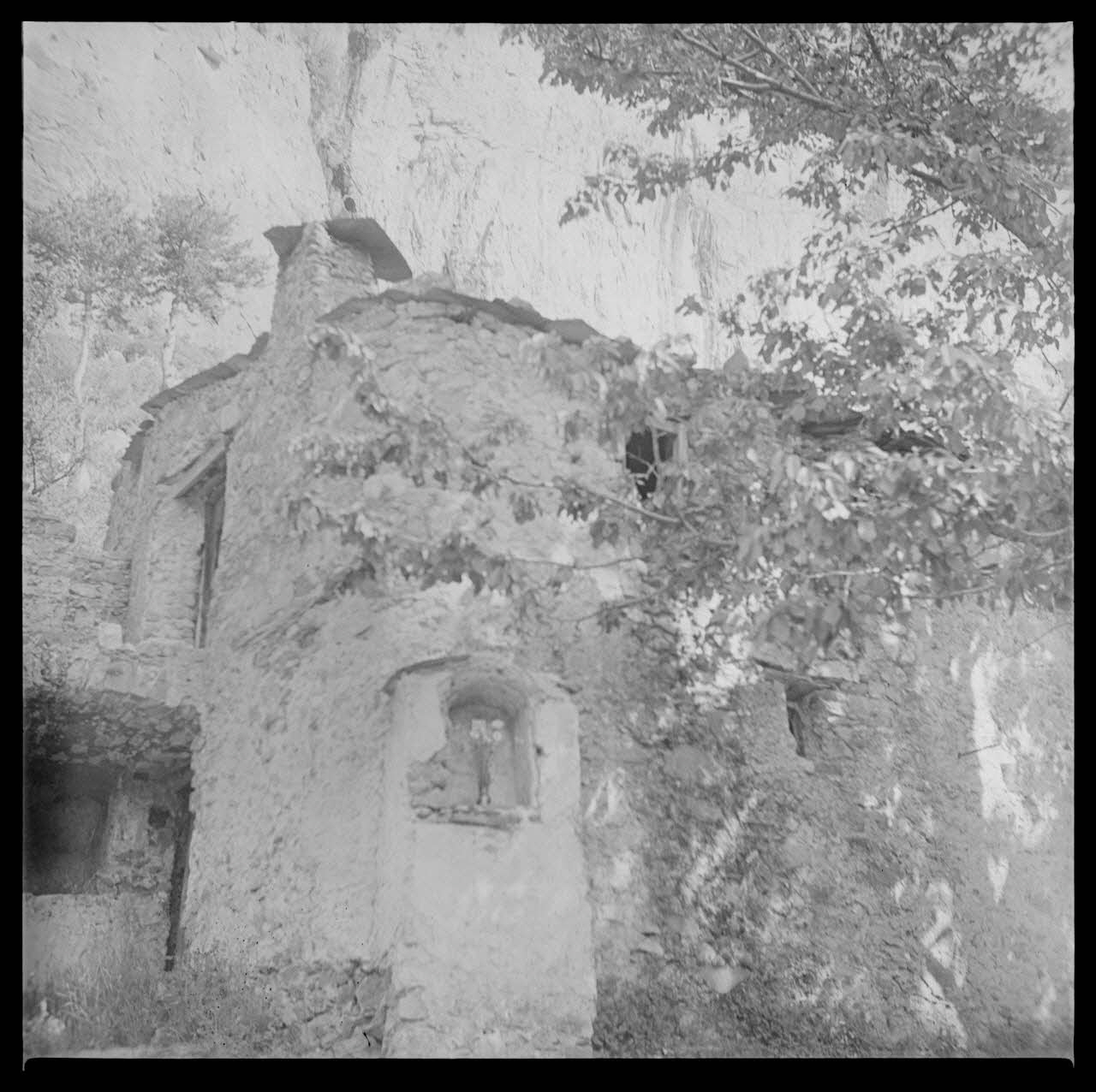 photographie Bâtiment avec niche dans laquelle se trouve une statue de Vierge avec enfant Ph.1950.26.8 Photo
