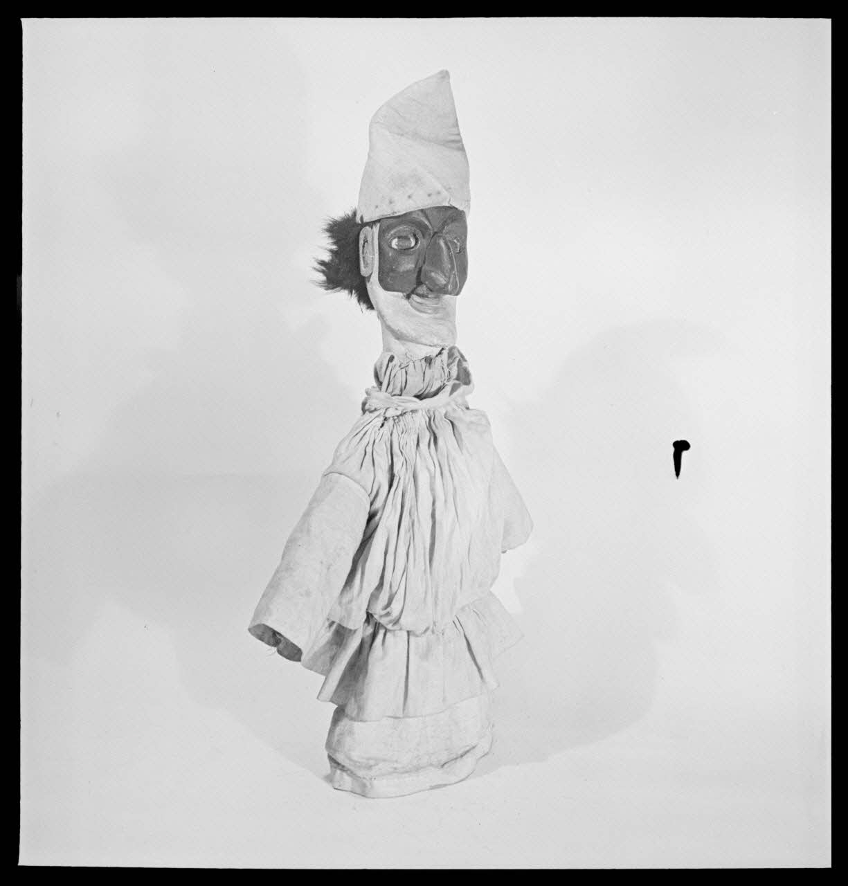 Pierre Soulier photographie Théâtre Paul Jeanne. Marionnette : Pulcinella ou Polichinelle italien France 1950/7/1 Ph.1950.28.11 Photo