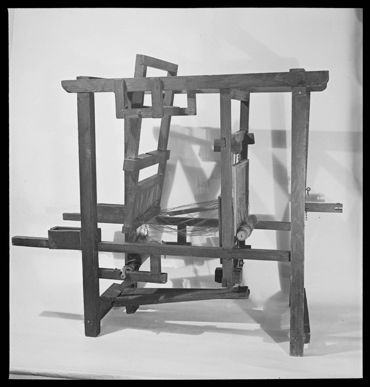 Pierre Soulier photographie Théâtre Paul Jeanne. Métier à tisser pour marionnettes France 1950/7/1 Ph.1950.28.12 Photo