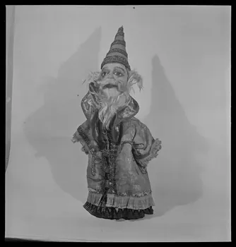 Pierre Soulier photographie Théâtre Paul Jeanne. Marionnette à gaine représentant un génie France 1950/7/1 Ph.1950.28.18  Photo