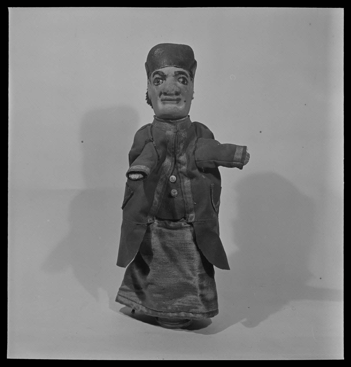 Pierre Soulier photographie Théâtre des Buttes-Chaumont, direction Monsieur Labelle. Marionnette à gaine représentant Guignol France 1950/7/1 Ph.1950.28.20 Photo