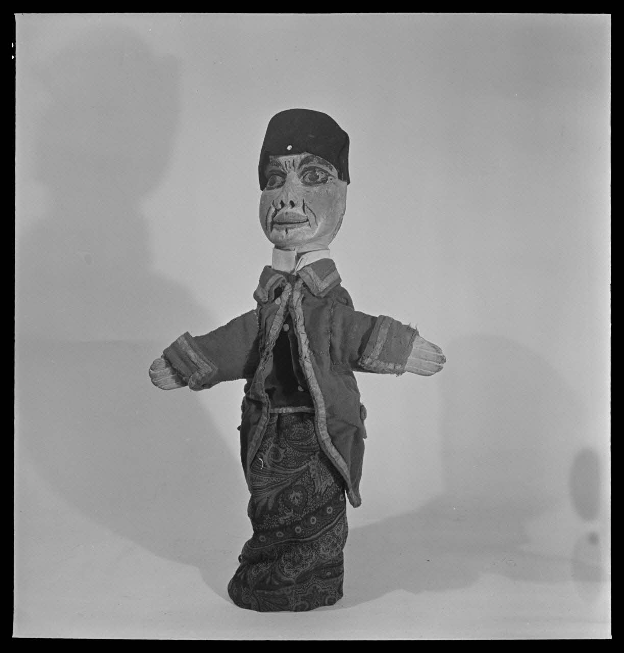 Pierre Soulier photographie Théâtre du square des Batignolles, direction Monsieur Pouly. Marionnette de Guignol France 1950/7/1 Ph.1950.28.22 Photo