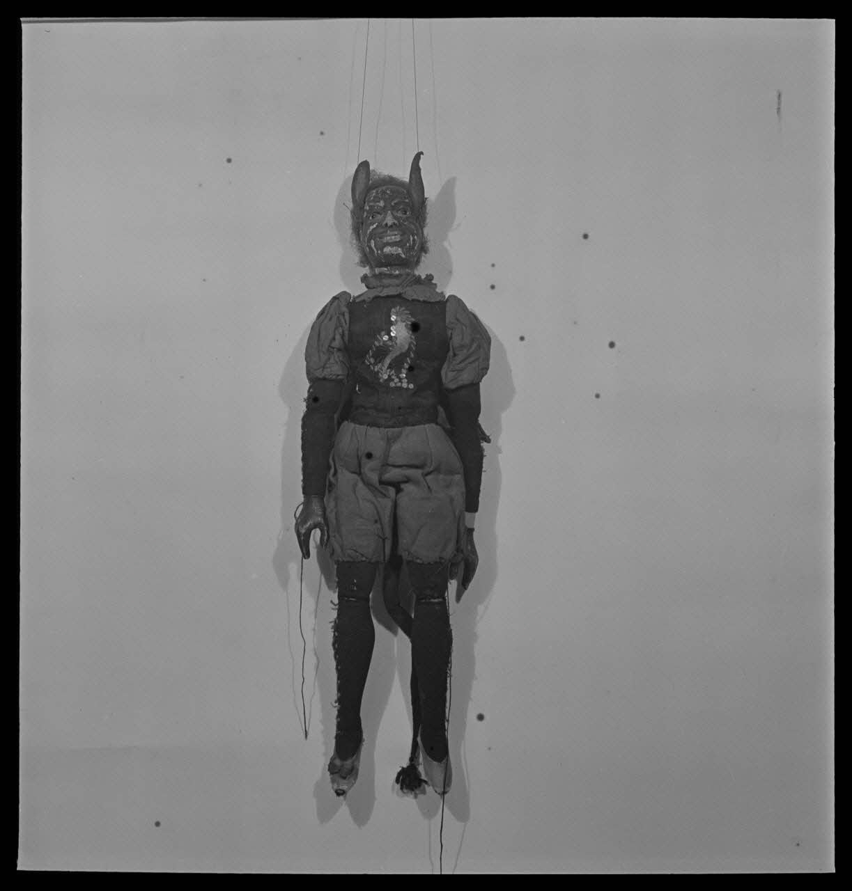 Pierre Soulier photographie Théâtre Horward. Marionnette : Diable France 1950/7/1 Ph.1950.28.28 Photo