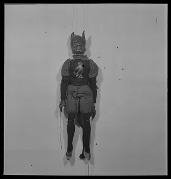 Pierre Soulier photographie Théâtre Horward. Marionnette : Diable France 1950/7/1 Ph.1950.28.28  Photo