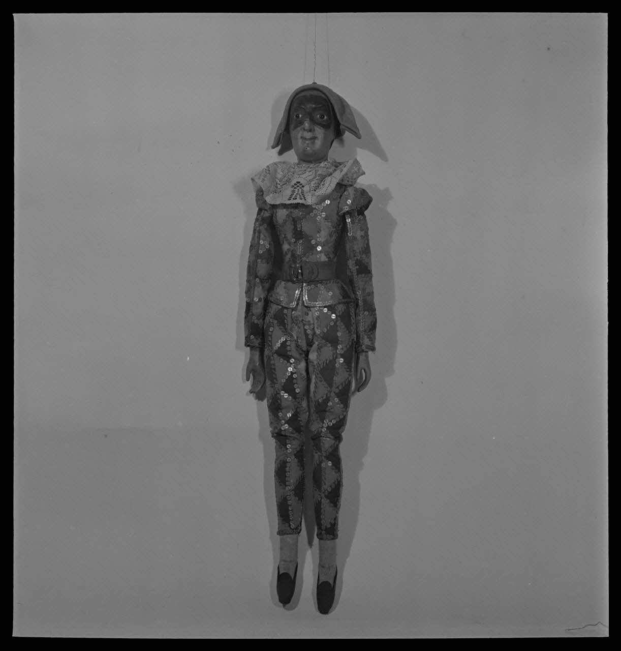 Pierre Soulier photographie Théâtre Horward. Marionnette : Arlequin France 1950/7/1 Ph.1950.28.30 Photo