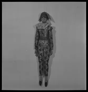 Pierre Soulier photographie Théâtre Horward. Marionnette : Arlequin France 1950/7/1 Ph.1950.28.30  Photo