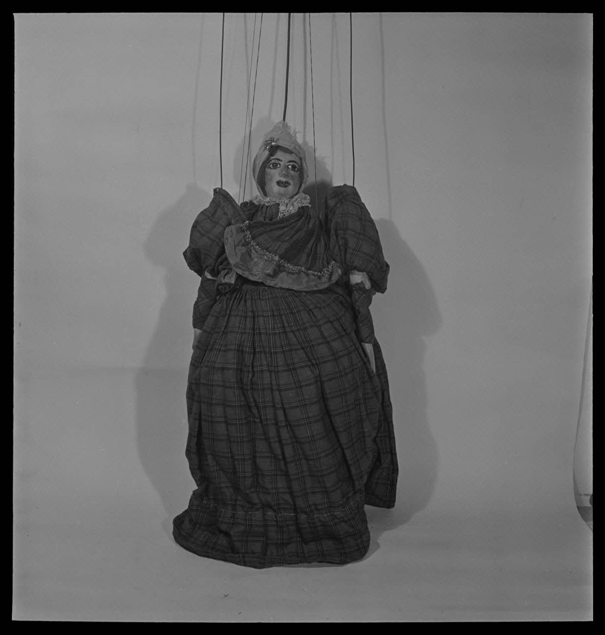 Pierre Soulier photographie Théâtre Levergeois-Dulard. Marionnette à transformation de la mère Blanchard et son ballon. Première transformation : la mère Blanchard France 1950/7/1 Ph.1950.28.40 Photo Mucem / Pierre Soulier