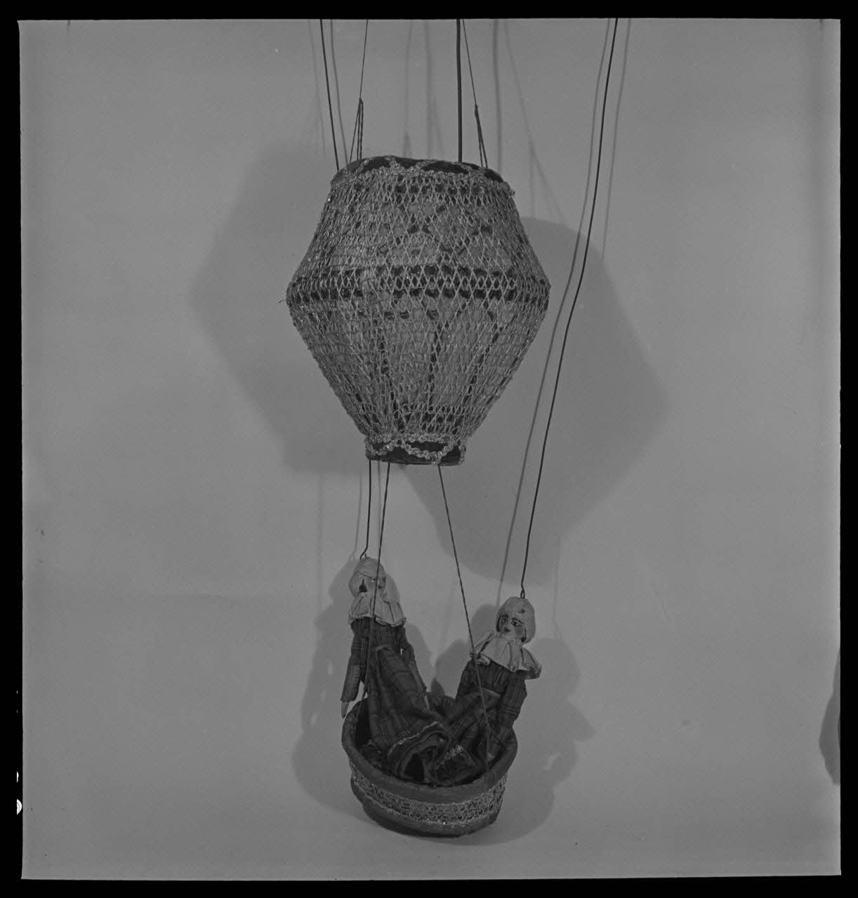 Pierre Soulier photographie Théâtre Levergeois-Dulard. Marionnette à transformation de la mère Blanchard et son ballon. Deuxième transformation France 1950/7/1 Ph.1950.28.41 Photo Mucem / Pierre Soulier