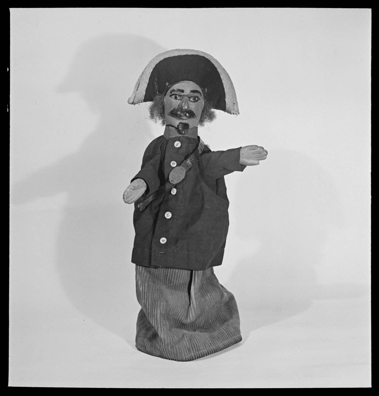 Pierre Soulier photographie Théâtre des Buttes-Chaumont sous la direction de Monsieur Labelle. Marionnette : gendarme France 1950/7/1 Ph.1950.28.6 Photo