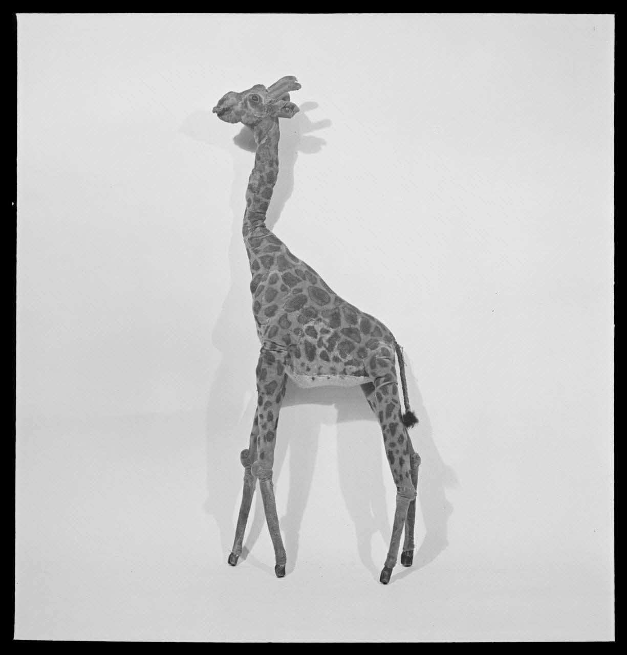 Pierre Soulier photographie Théâtre Paul Jeanne. Marionnette en forme de girafe France 1950/7/1 Ph.1950.28.7 Photo
