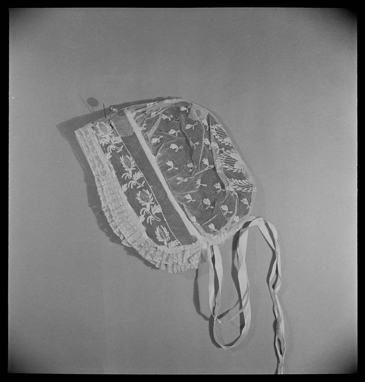 Pierre Soulier photographie Coiffe de cérémonie France 1950/7/1 Ph.1950.30.8  Photo