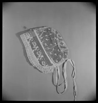Pierre Soulier photographie Coiffe de cérémonie France 1950/7/1 Ph.1950.30.8  Photo