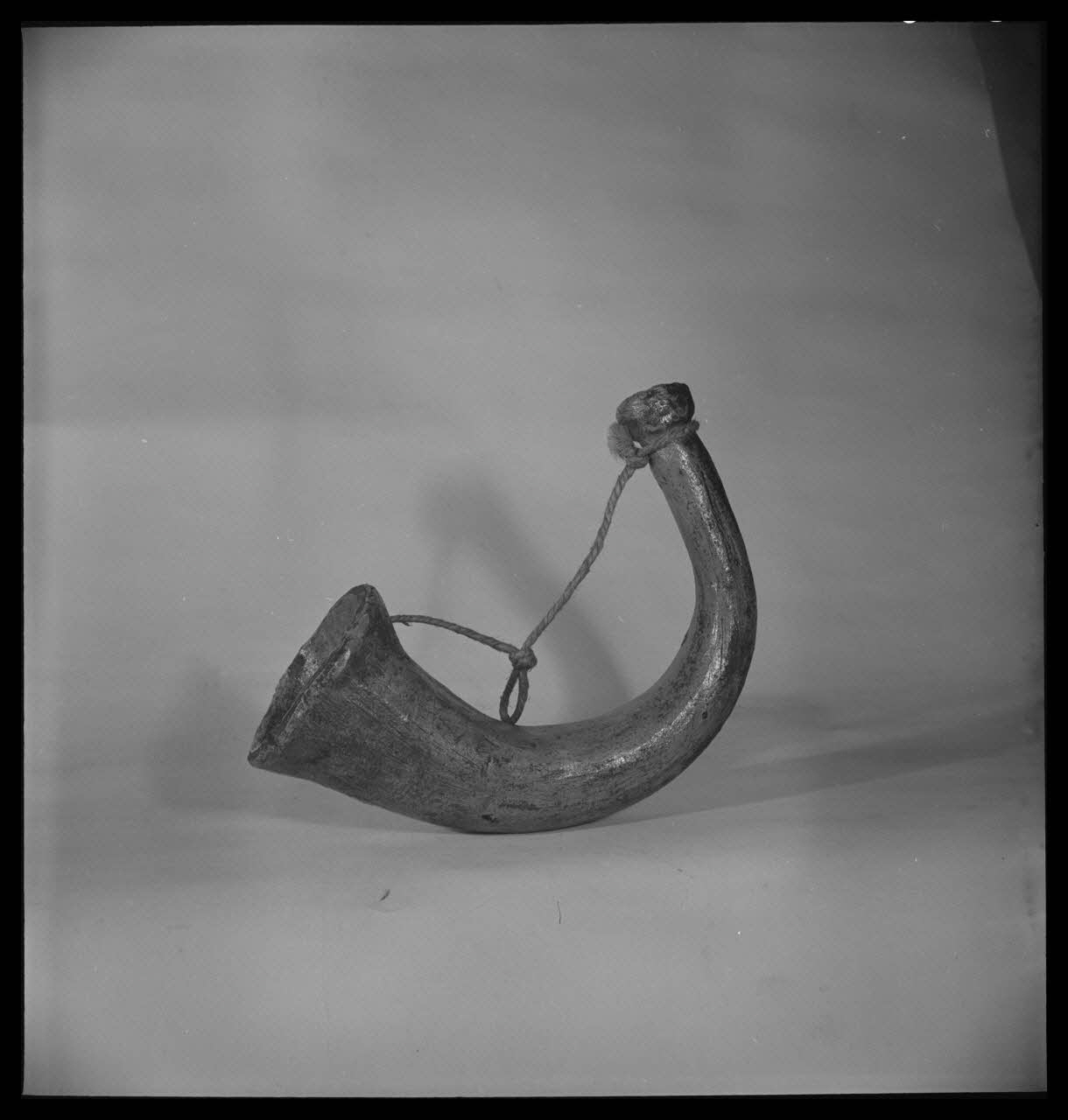 Pierre Soulier photographie Corne d'appel en terre cuite France 1951/10/1 Ph.1951.83.3 Photo