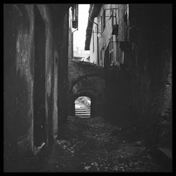 Le Coq photographie Une rue avec arche reliant 2 maisons Provence-Alpes-Côte d'Azur, France 1950 Ph.1953.108.23 Photo