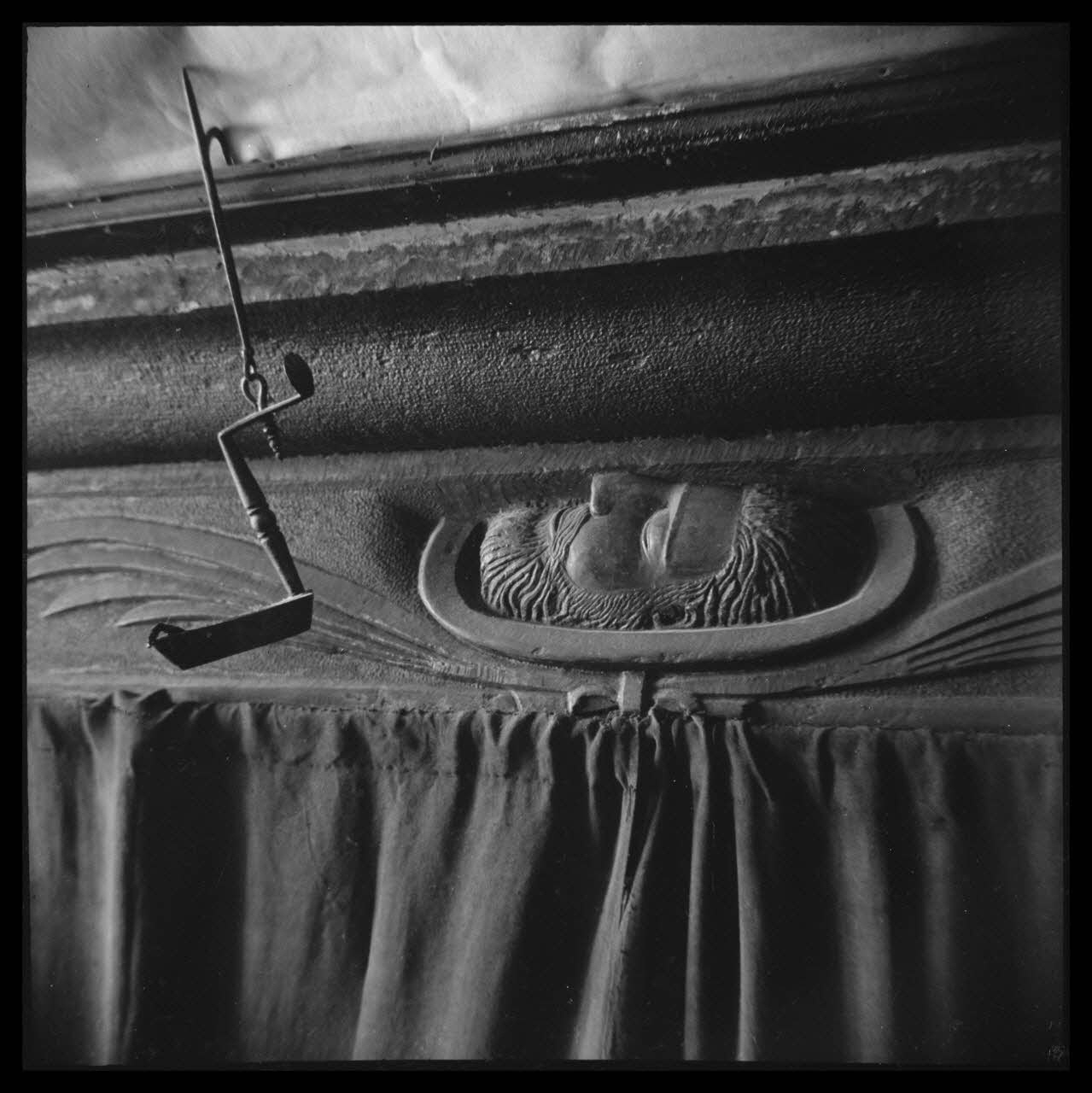 Le Coq photographie Chez Monsieur Sicardi (rue de France). Cheminée sculptée. Détail (tête, profil) Provence-Alpes-Côte d'Azur, France 1950 Ph.1953.108.28  Photo