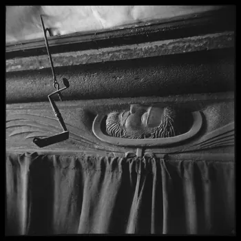 Le Coq photographie Chez Monsieur Sicardi (rue de France). Cheminée sculptée. Détail (tête, profil) Provence-Alpes-Côte d'Azur, France 1950 Ph.1953.108.28 Photo
