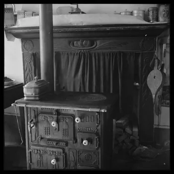 Le Coq photographie Chez Monsieur Sicardi. Cheminée sculptée Provence-Alpes-Côte d'Azur, France 1950 Ph.1953.108.29 Photo